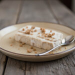 Garsc-pomyslow-na-letnie-desery-z-chalwa-i-bita-smietana-1