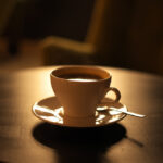 Kawa-kontra-sen-–-dlaczego-czasem-nas-usypia-zamiast-pobudzac