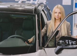 Dlaczego auta z komisów są tańsze – fakty, opłaty, ryzyka