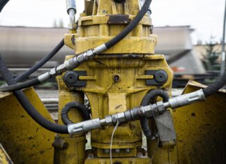 Kiedy stosować frezarkę do betonu zamiast szlifierki – fakty