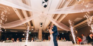 Jak dobrać muzykę na zimowy event plenerowy: wskazówki 2025