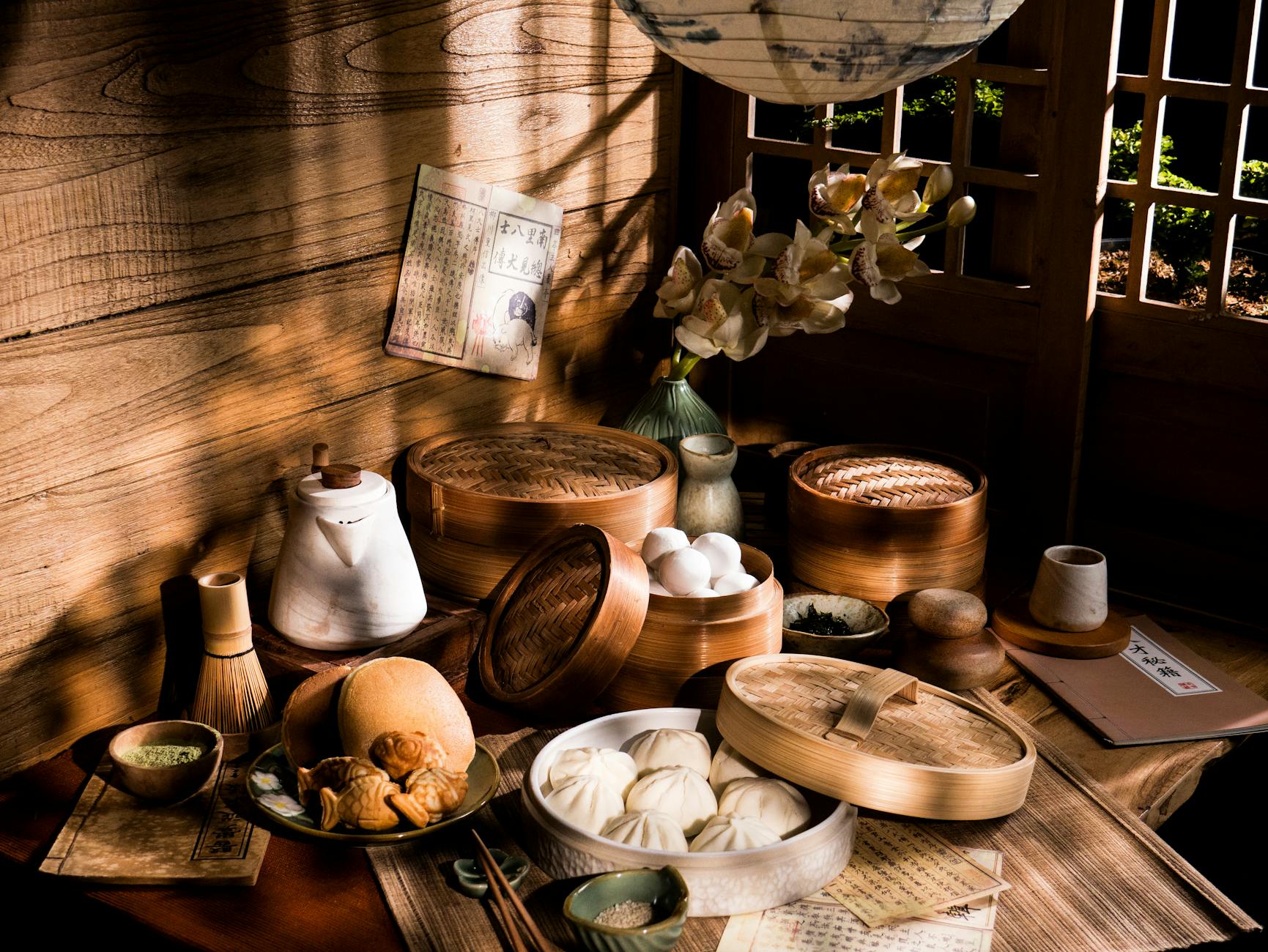 Bambusowe parowary z azjatyckimi pierożkami na drewnianym stole