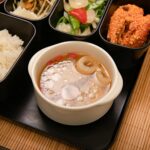 Bento z ryżem, krewetkami i warzywami na bambusowej macie