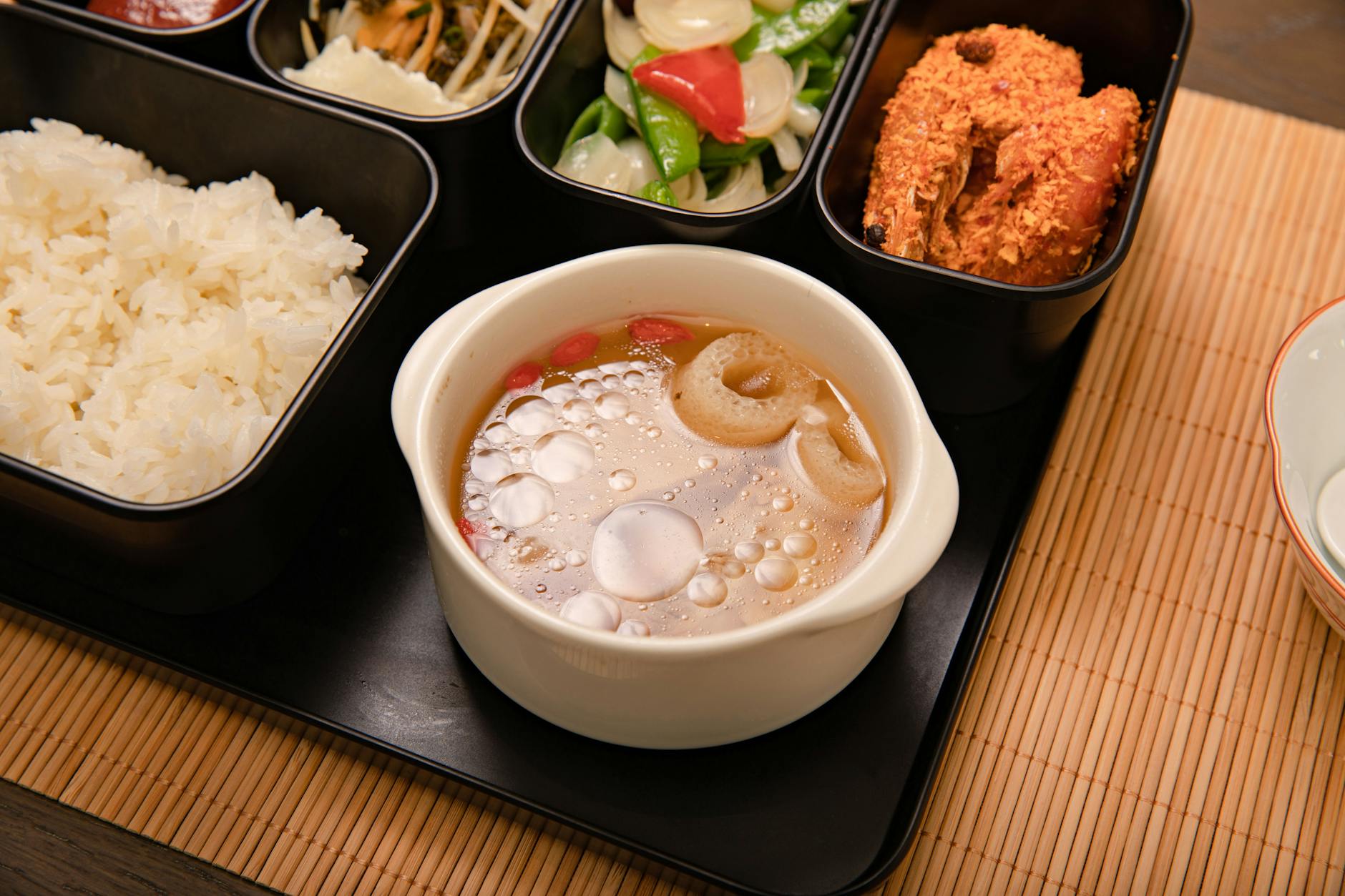 Jak ugotować ryż sypki bez woreczka: prosta metoda Bento z ryżem, krewetkami i warzywami na bambusowej macie