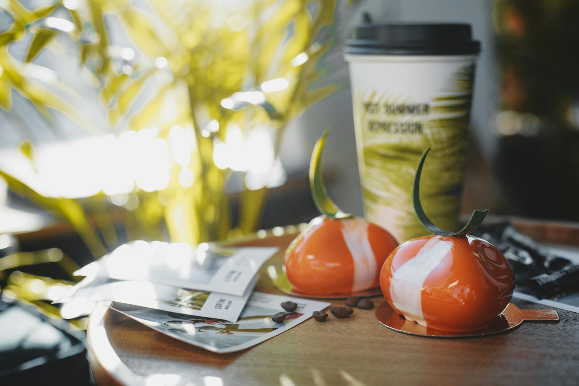 Deser czekoladowy z kawą podany w jasnej kawiarni