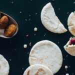 Falafele z ciecierzycy w picie na ciemnym tle jako zdrowy street food