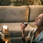 Zupa gulaszowa w wersji ekspres: jedna patelnia, jeden garnek, minimum zmywania Kobieta na kanapie relaksuje się przy herbacie w blasku świec