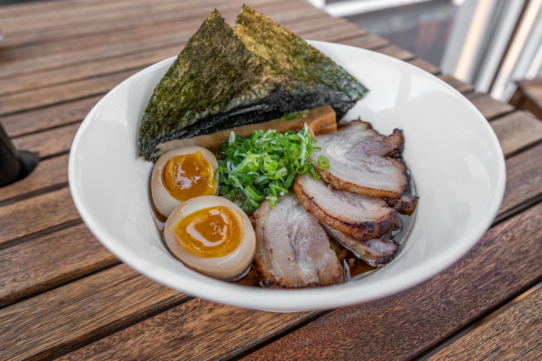 Miska ramenu z chashu, jajkiem sojowym i nori jako inspiracja do zupy miso