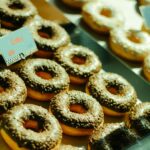 Pączki z piekarnika: lekkie i puszyste bez smażenia Pączki z piekarnika z polewą czekoladową i kolorową posypką