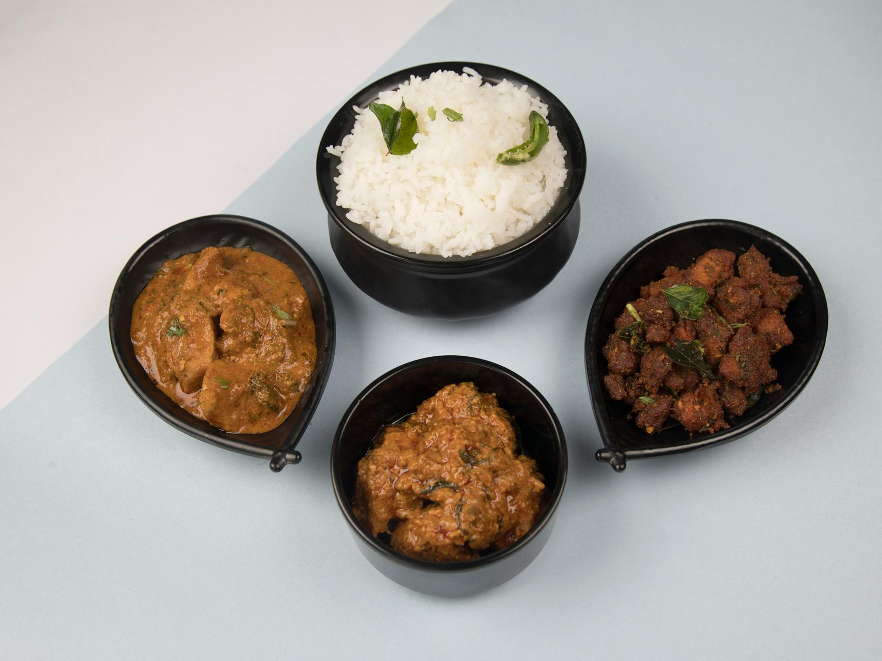 Porcja białego ryżu podgrzewana na patelni w kuchni