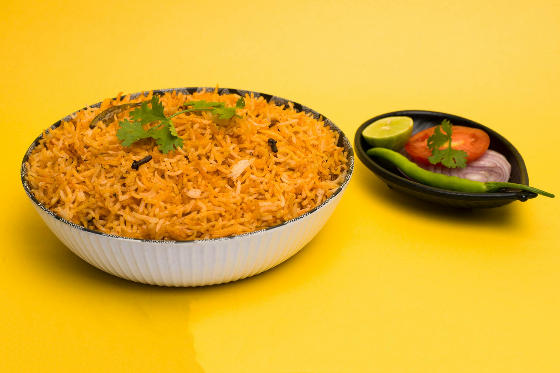 Porcja ugotowanego ryżu w misce z łyżką na kuchennym blacie