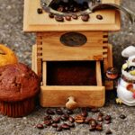 Rustykalna scena z muffinkami, młynkiem do kawy i figurką sowy