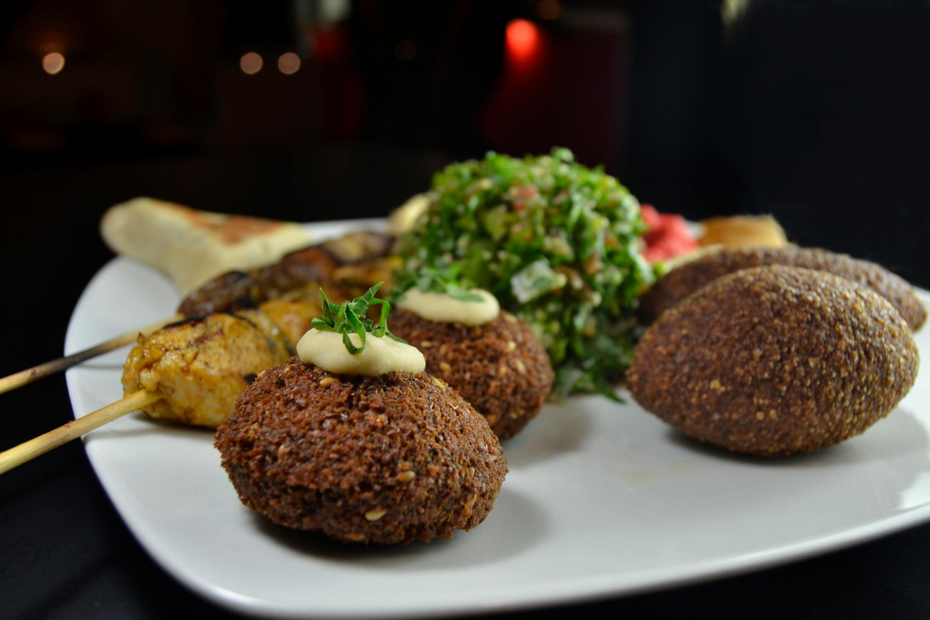 Talerz z falafelami, kebabem i tabbouleh w bliskowschodnim stylu