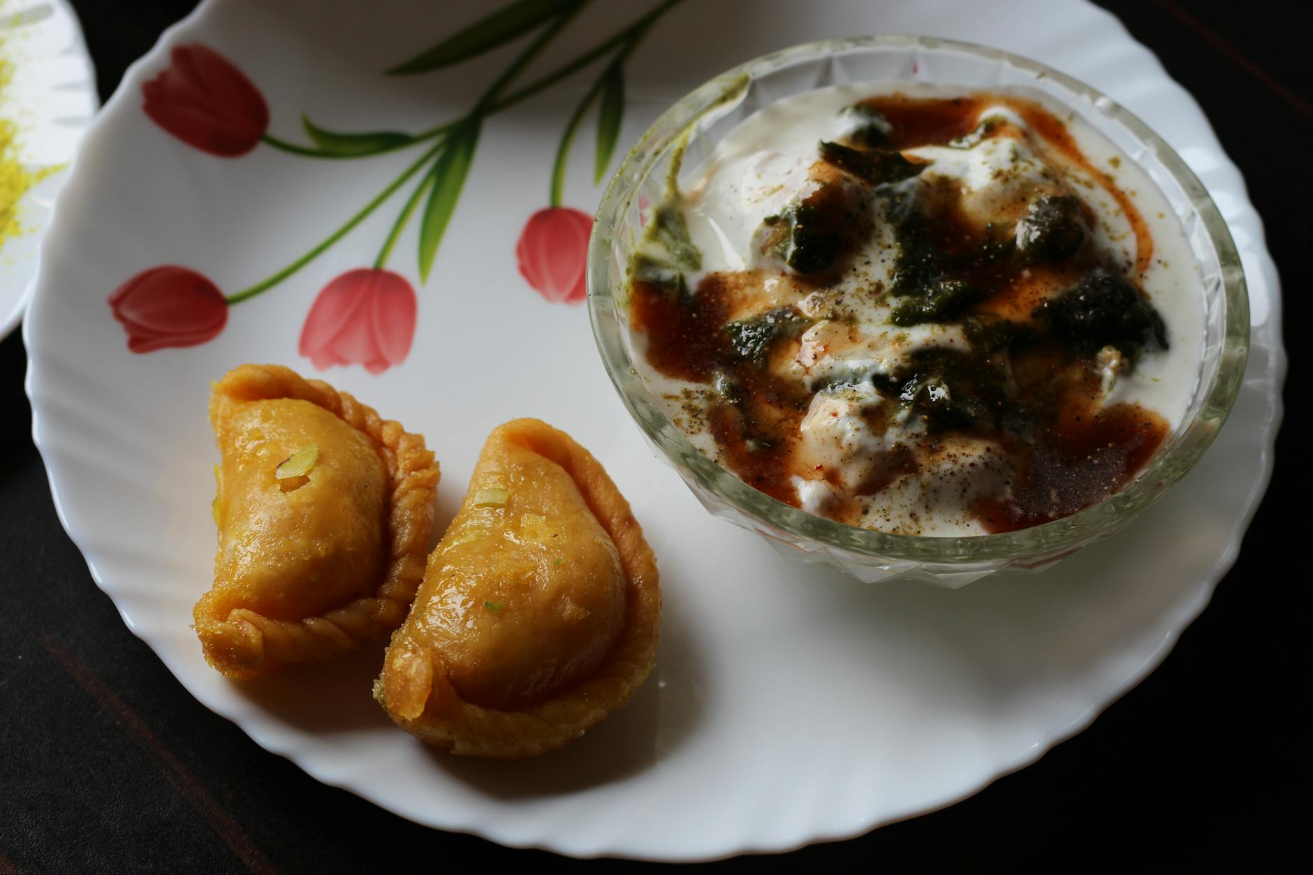 Zbliżenie kolorowych przekąsek na ozdobnym talerzu