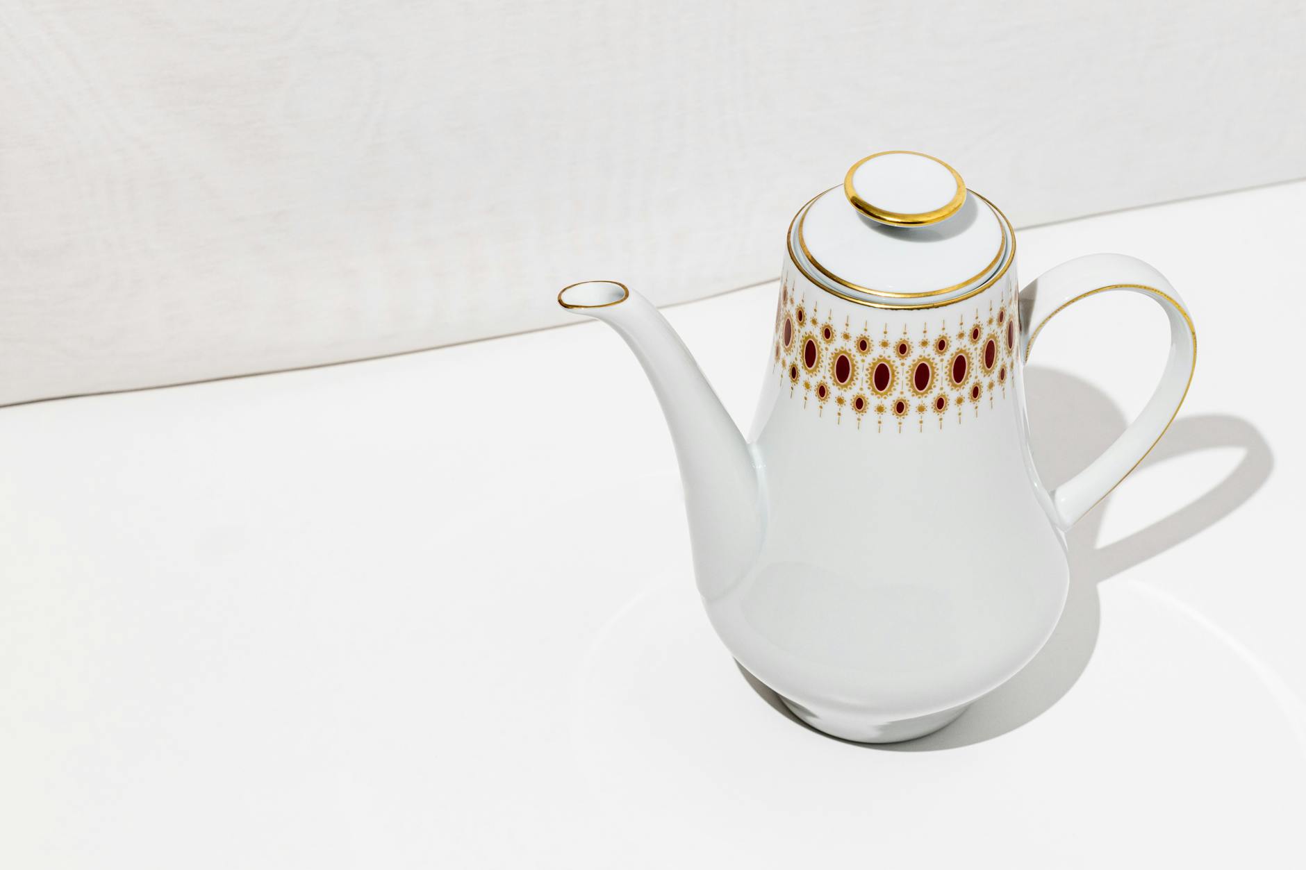 Biała porcelanowa dzbanek do herbaty w minimalistycznej aranżacji