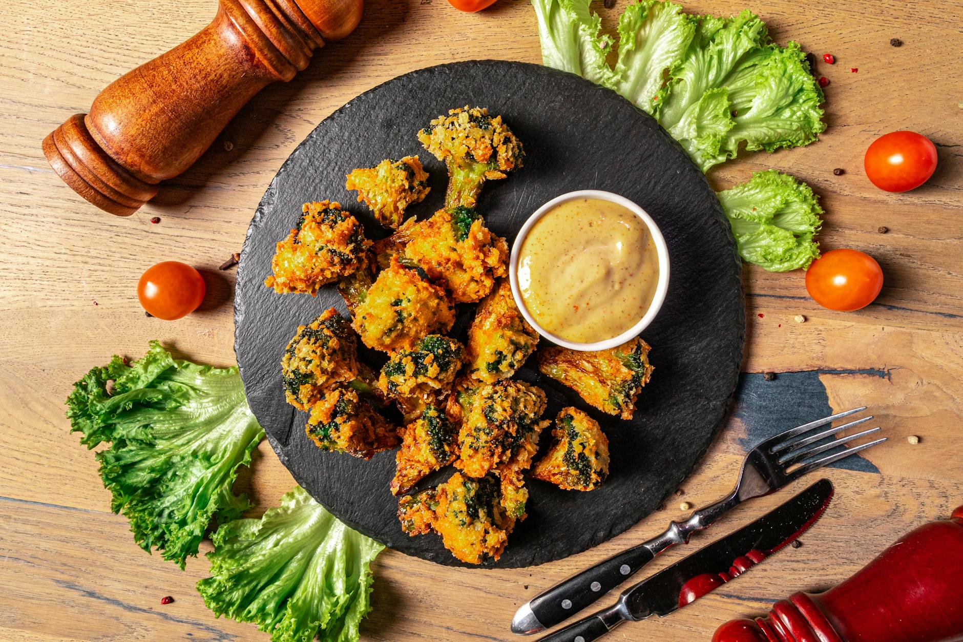 Chrupiące kąski brokuła z sosem do maczania na talerzu Chrupiące kąski brokuła z sosem do maczania na talerzu