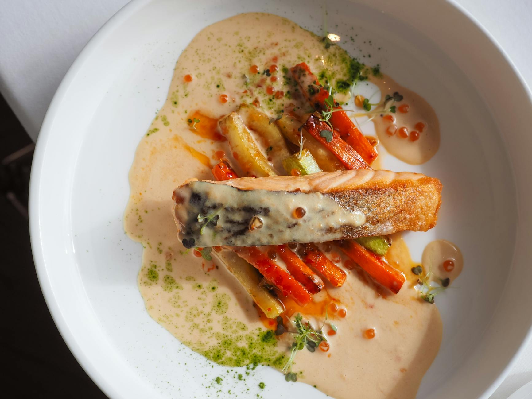 Filet z łososia z warzywami w glazurze teriyaki, widok z góry