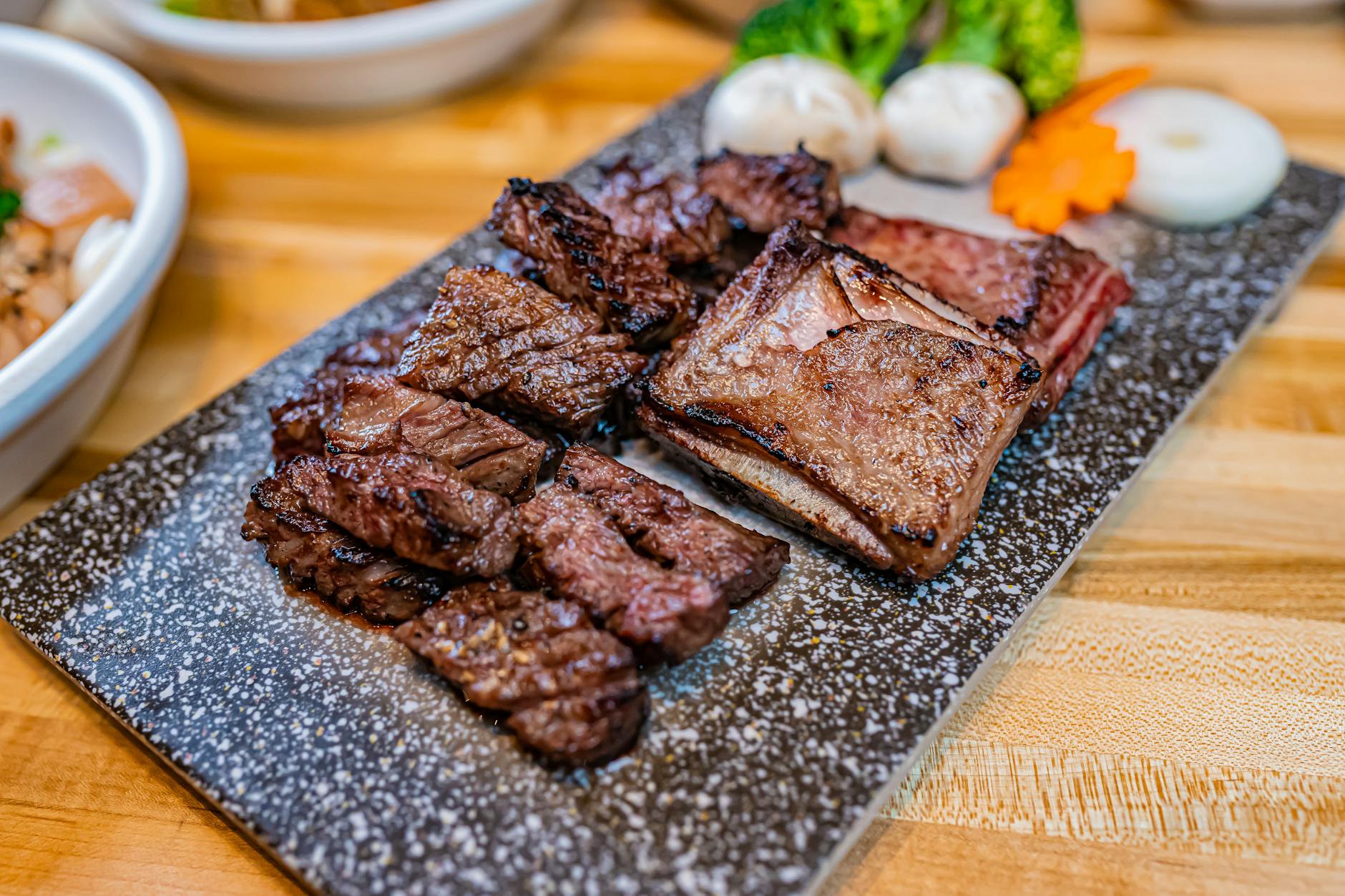 Grillowana wołowina z warzywami na kamiennej tacy, gotowa do podania