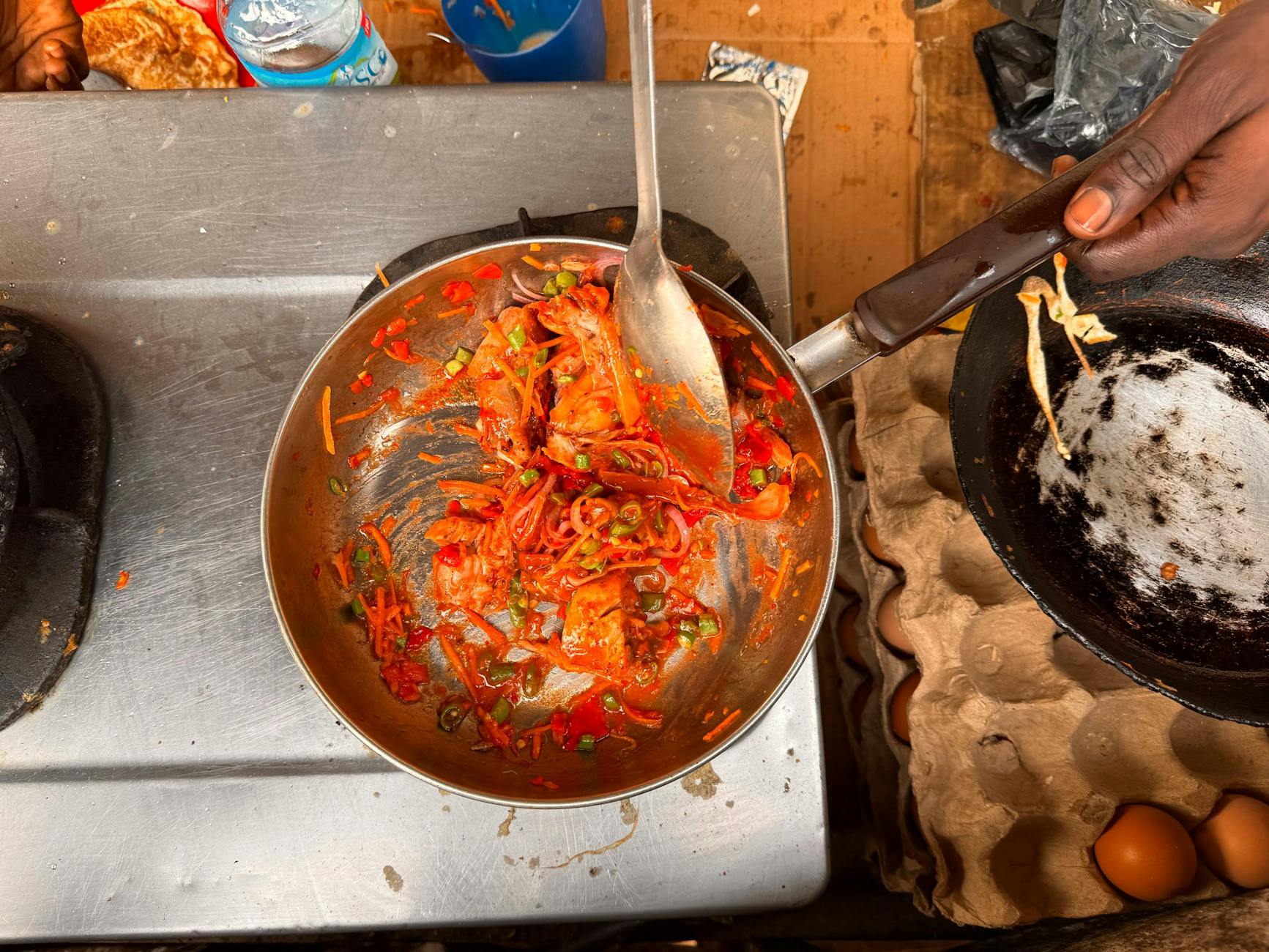 Kurczak z warzywami w rondlu z góry jako domowy street food Kurczak z warzywami w rondlu z góry jako domowy street food