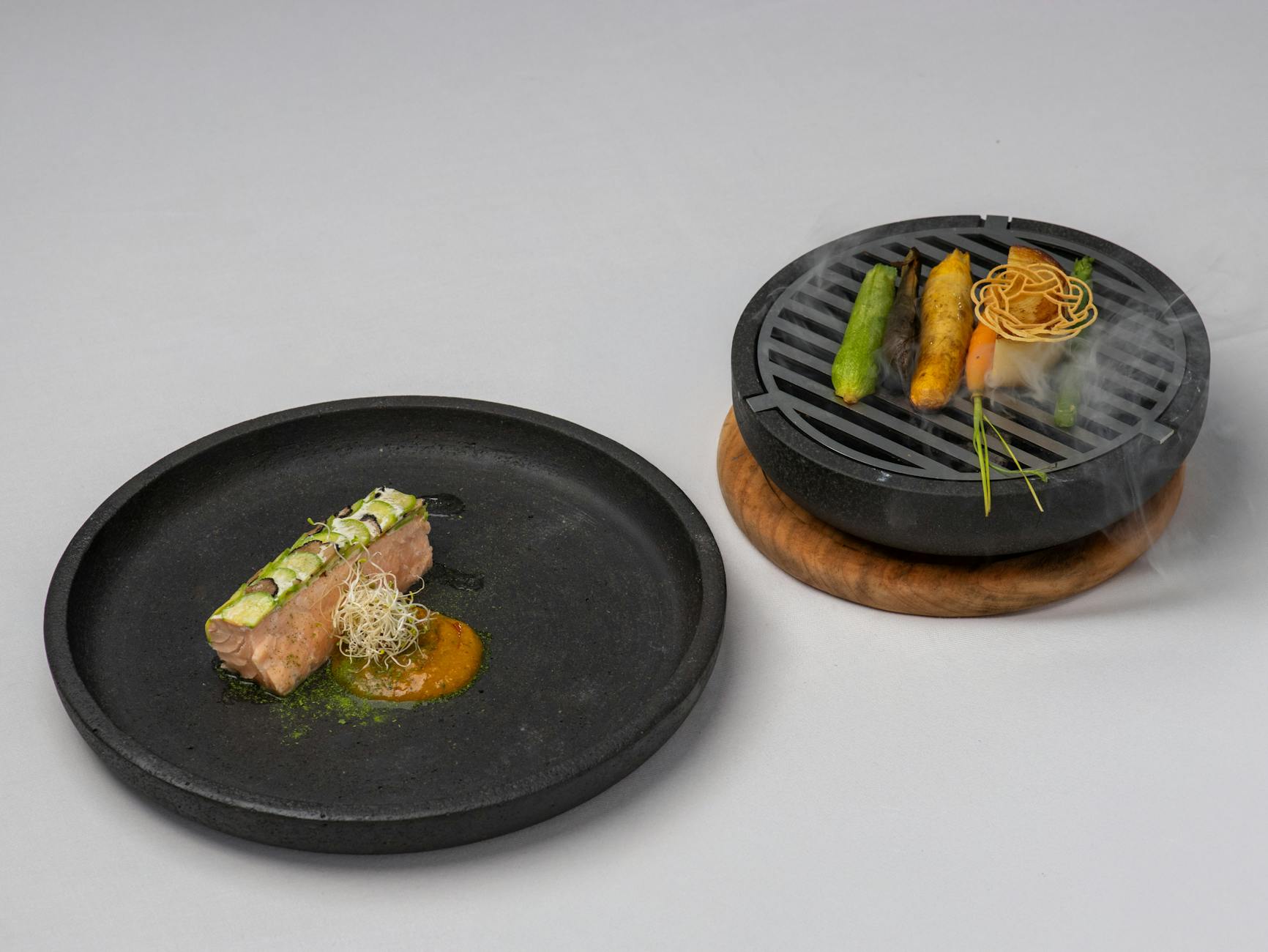 Łosoś z warzywami na eleganckim talerzu w restauracji w Bodrum