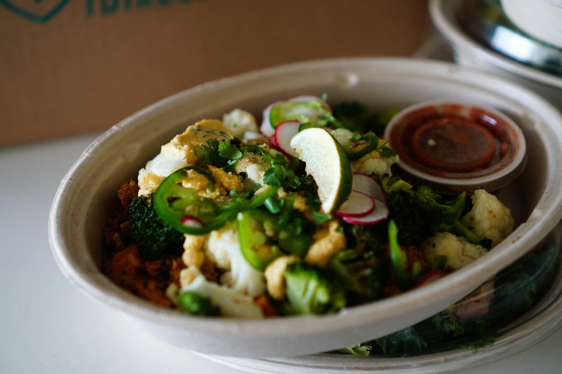 Miska sałatki z brokułem, kalafiorem i jalapeno w eko opakowaniu