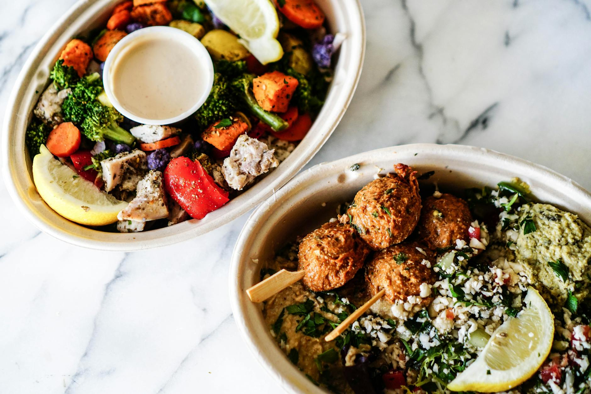 Miska z warzywami i falafelem w stylu śródziemnomorskim Miska z warzywami i falafelem w stylu śródziemnomorskim