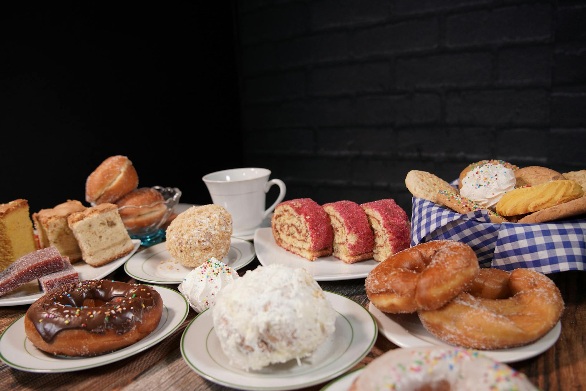 Talerz z różnymi ciastkami i kawa w kubku na deser