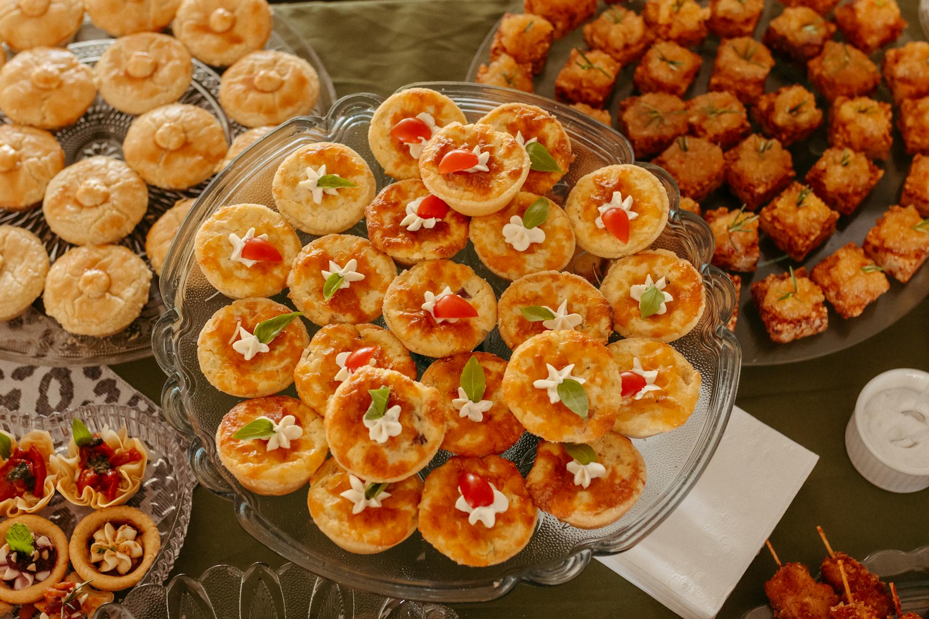 Półmisek wytrawnych przekąsek finger food podanych na świąteczne przyjęcie